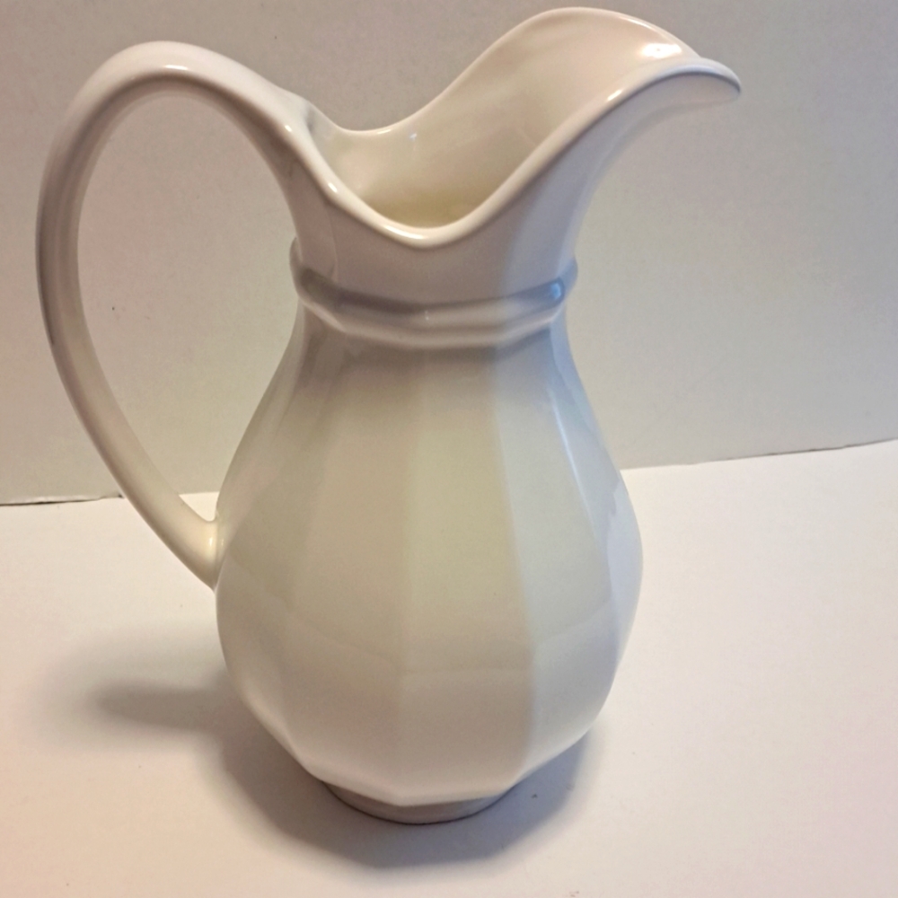 Pfaltzgraff Heritage white 56 Oz. 10 in pitcher